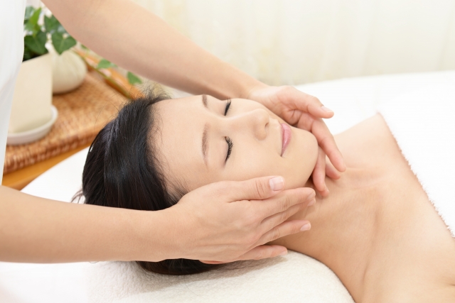 フェイシャルエステを施術する女性