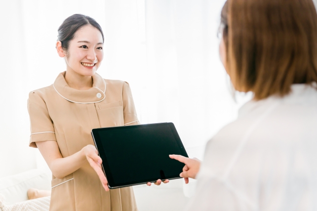 タブレットを持つ女性